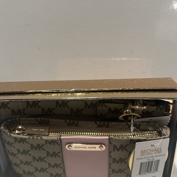 NWT Michael Kors Blossom Coated Monogram Canvas with adjustable belt. - Picture 4 of 6